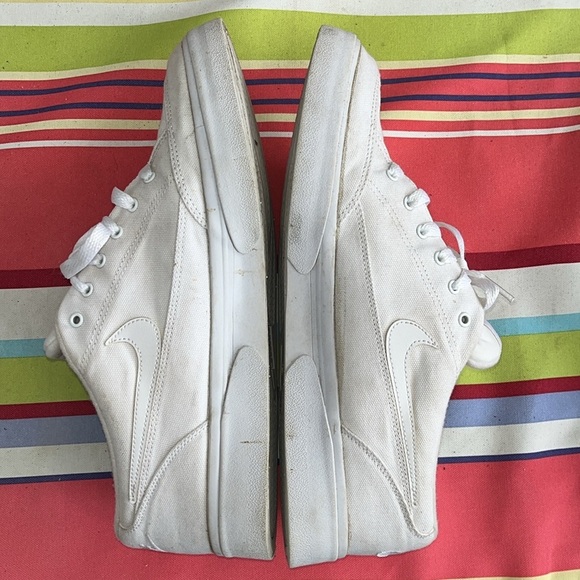 EUC WOMEN’S 12 WHITE NIKE CANVAS TENNIS SHOES - Picture 3 of 8